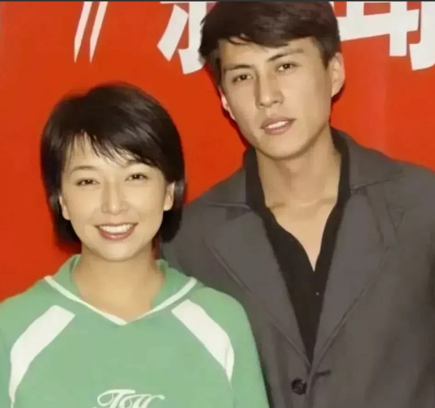 2006年，30岁的靳东疯狂追求大9岁的江珊，此时江珊已离过1次婚，带着一个8岁