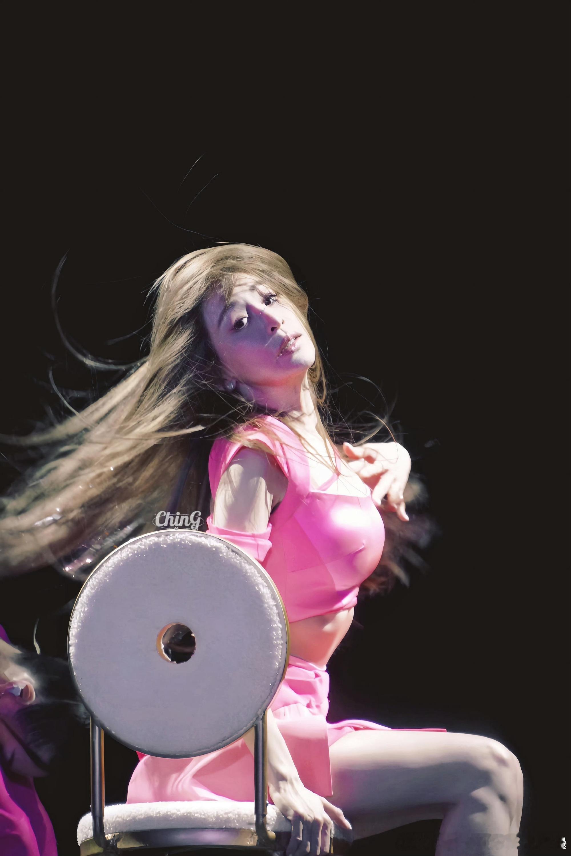 王心凌穿着婚纱唱花的嫁纱微博演出大赏她不仅唱的是歌，更是青春、回忆与浪漫的集合