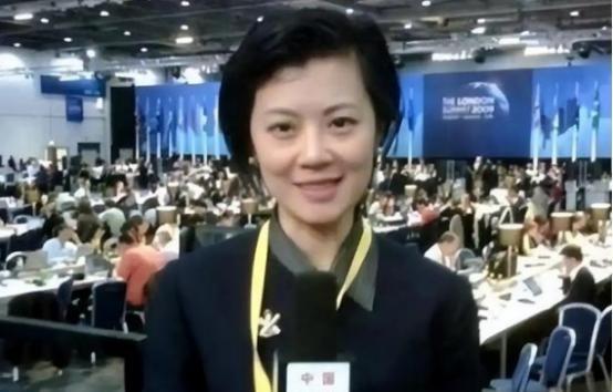 “我愿意放弃中国国籍，自愿加入英国！”2004年，央视美女主持姜丰嫁给英国富豪，