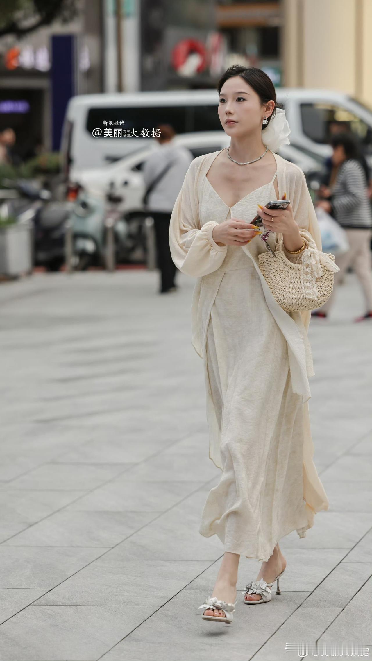 如何穿搭才能展现气质和高贵?为什么女人都喜欢穿高跟鞋如何才能使一个人变得淡定