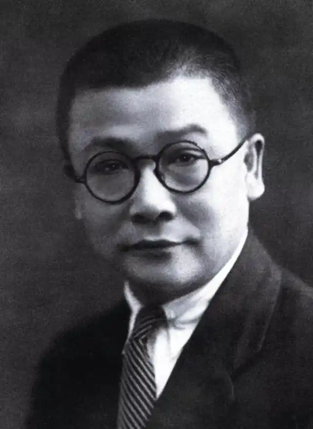 1955年，在授衔仪式前，毛主席看到上将名单中没有李克农，就问：“上将为何没有李