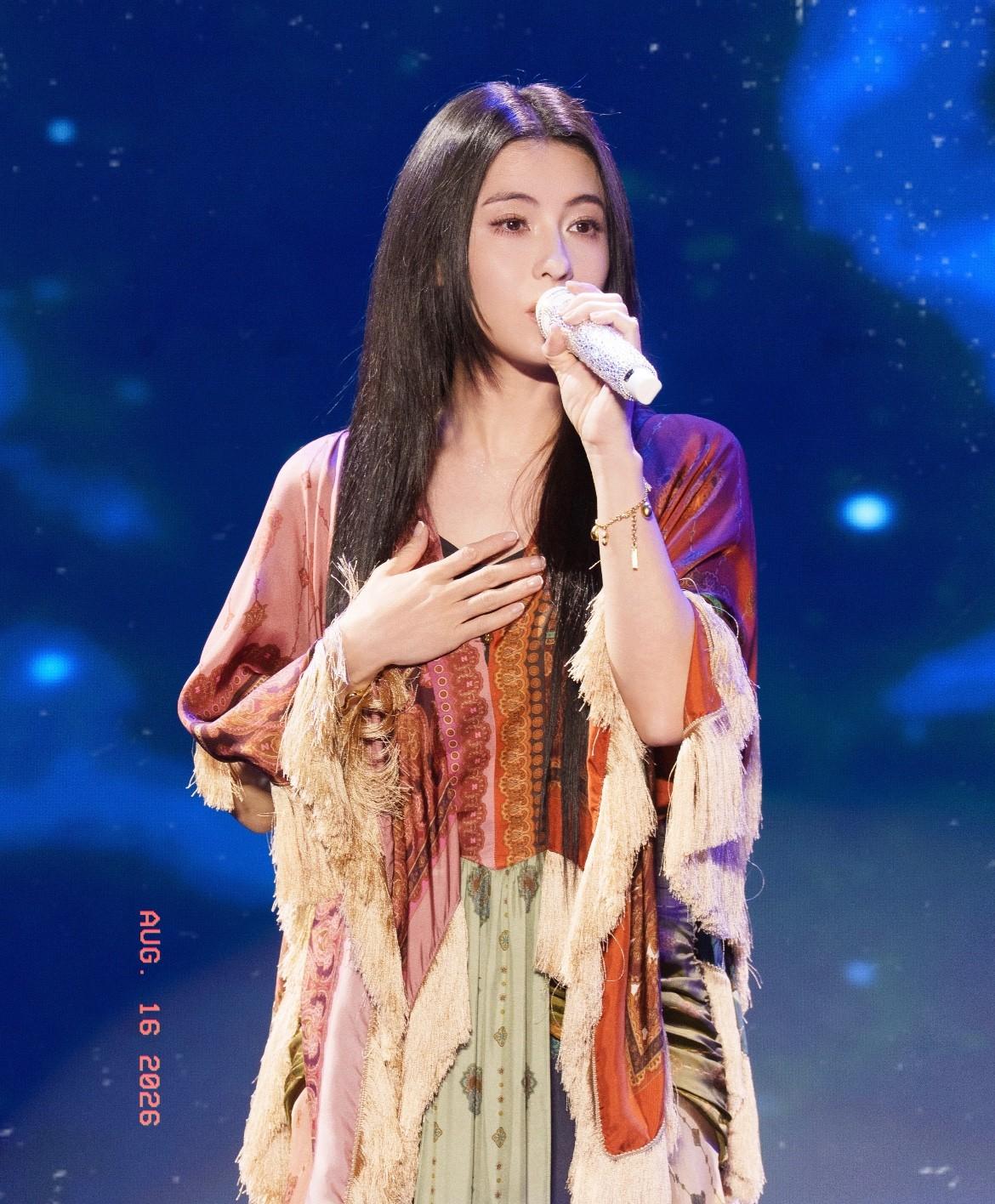 家人们谁懂啊！昨天看到张柏芝在青岛演唱会舞台上的照片，我真的是狠狠惊艳了一把