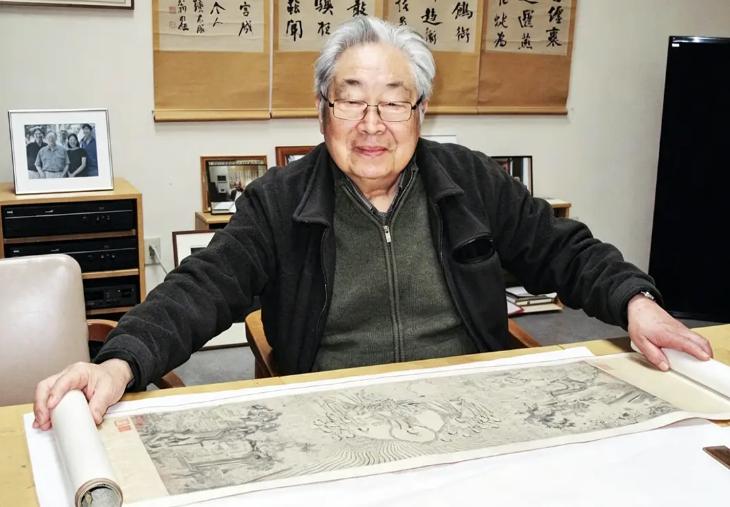 他在百岁生日当天，向美国无偿捐献183件文物，面对质疑，他轻蔑地说，中国保护不了