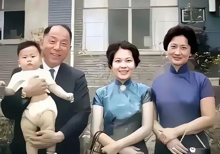 这是1962年在台湾，张学良抱着长孙张居信的照片。张学良穿着西服，头发有些秃顶