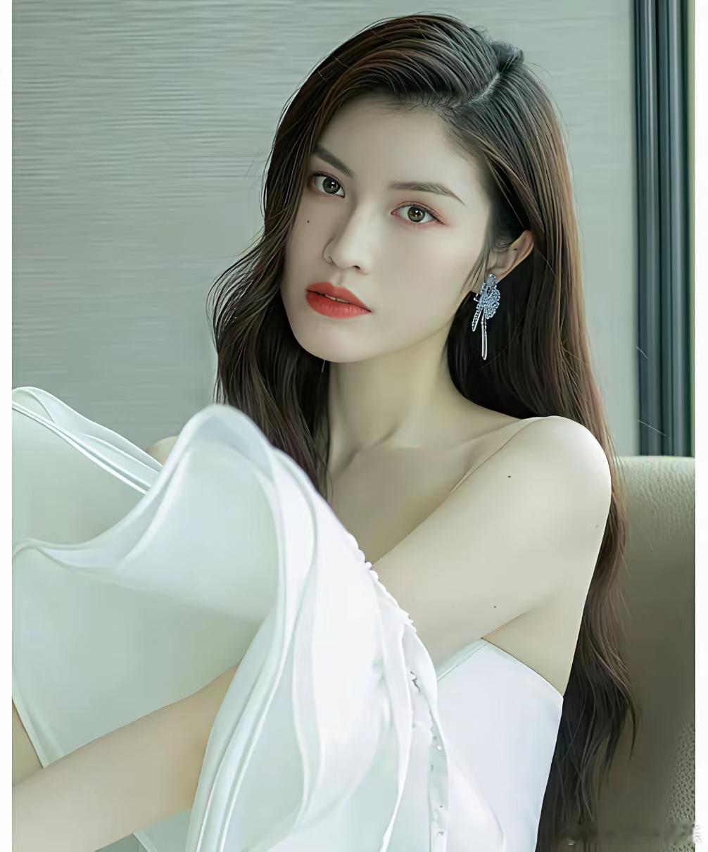 看了何穗的婚姻经历，我沉默了，​​原来与陈伟霆是她第二次婚姻，第一次结婚时，她才
