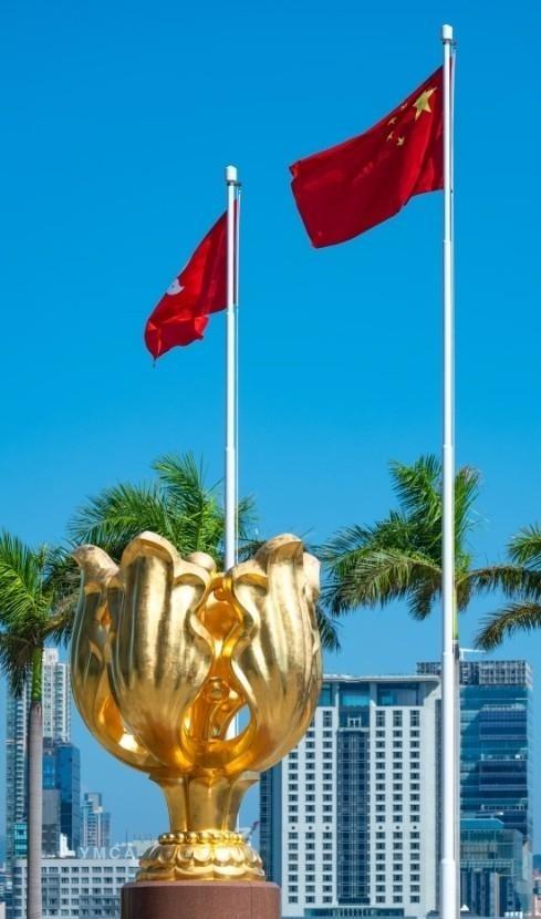 真正值得关注的，并不是谁周末去了趟香港，而是越来越多普通人开始把银行账户当成水、