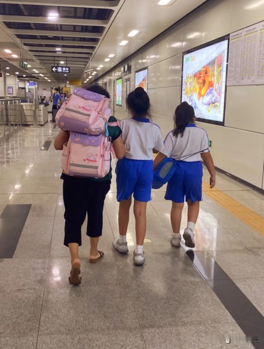 当然不用还……昨天下午，我和老公一起去菜市场买菜，回来的路上，刚好碰到小学生