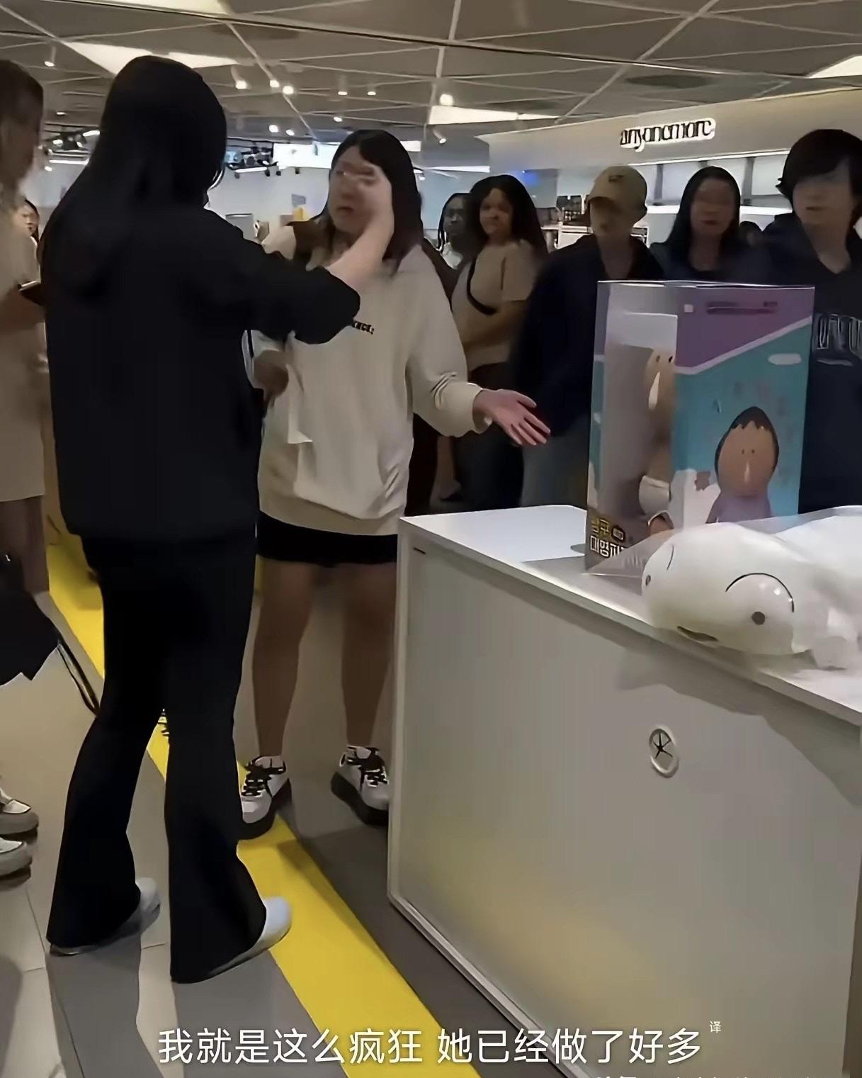 韩国首尔弘大商场，一个法国女的跟同伴聊天，嗓门贼大："韩国人讨厌中国人""全世界
