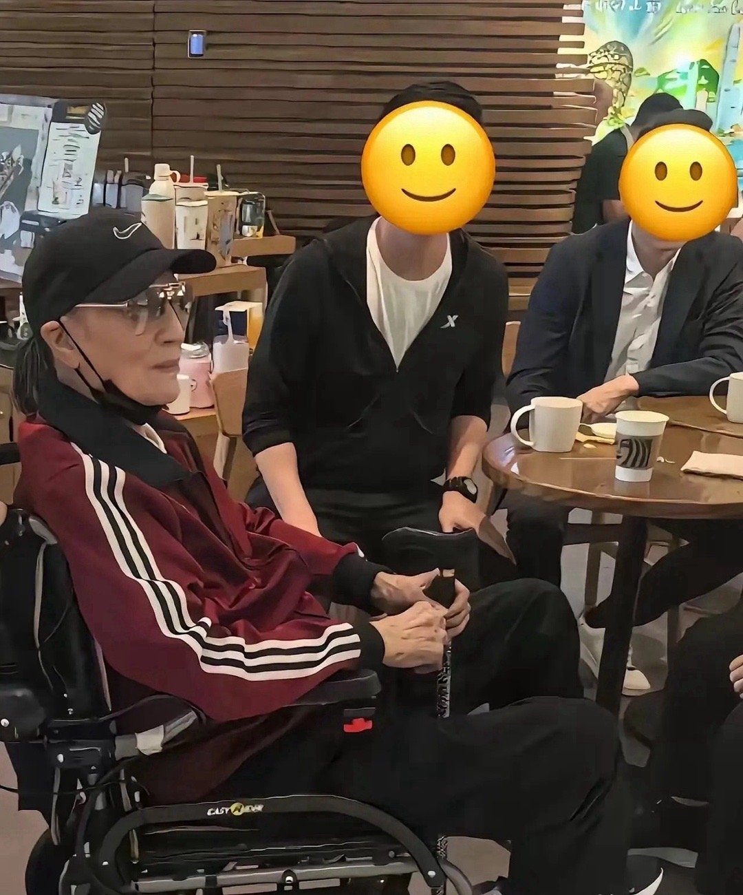 谢贤最温馨的时刻，唯独少了谢霆锋!4月30日，香港太平山一家餐厅里，89岁的谢贤
