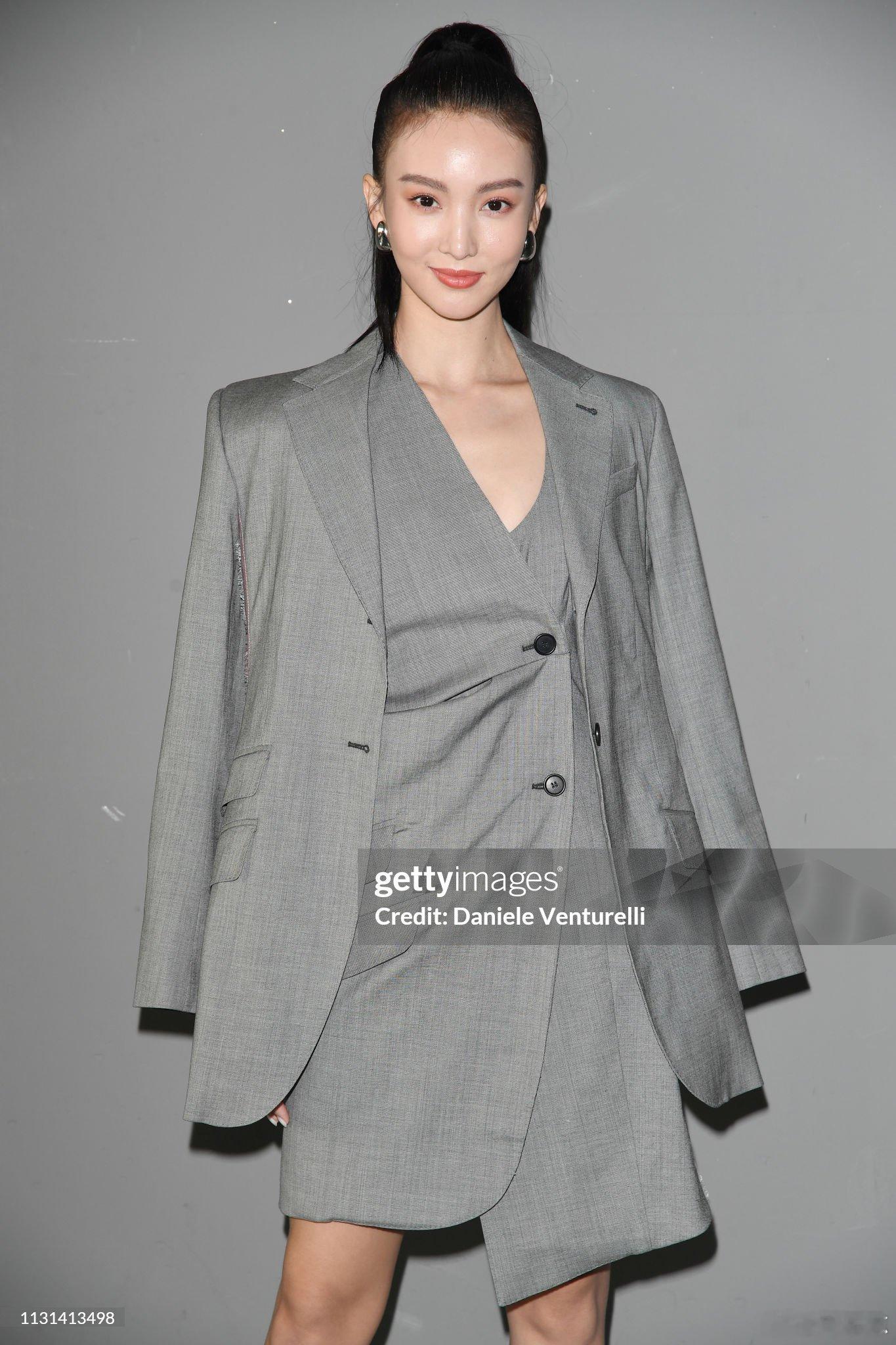 金晨道歉金晨这次犯的最大错误，不是把小助理留下来，而是在不具备条件情况下急打方