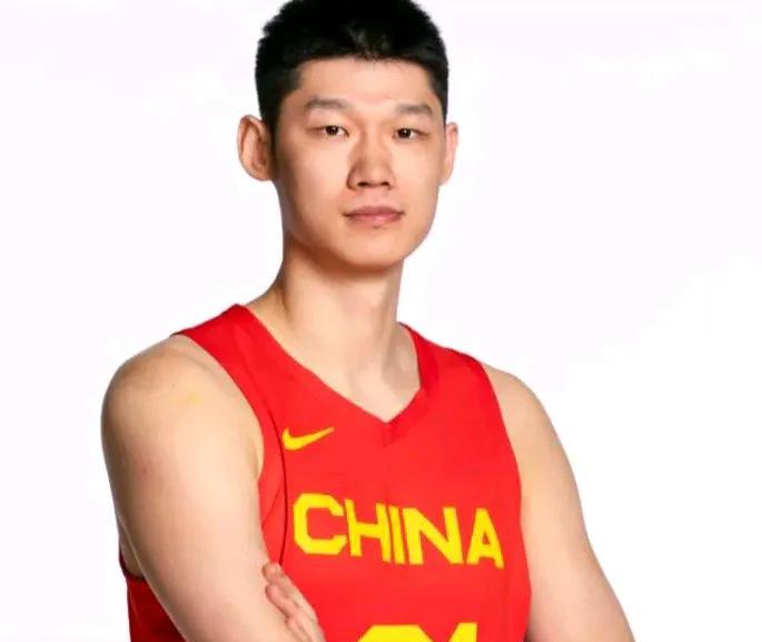 中国男篮即将奔赴亚洲杯赛场，几场热身赛以全胜收队，至于12人大名单也基本确定，只