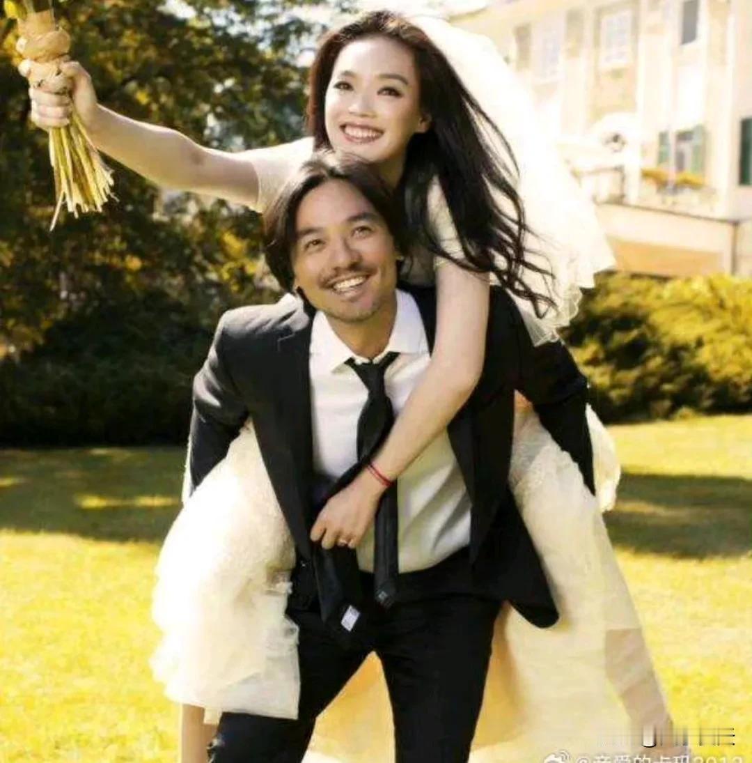 舒淇和冯德伦的结婚照是我见过的最好看的结婚照。放松、自然、开心。