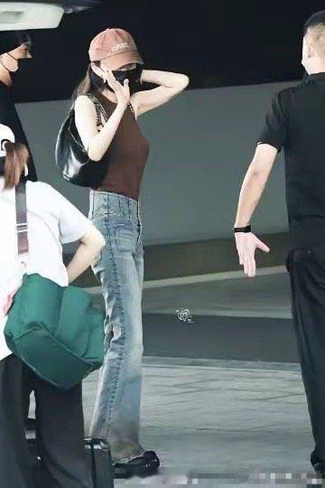 我有预感杨幂这身搭配和裤子肯定又要断货了​​​