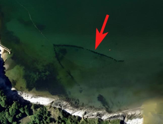 2009年，英国一名男子，正在家中查看卫星地图。突然，他惊讶地发现，在一片海水中