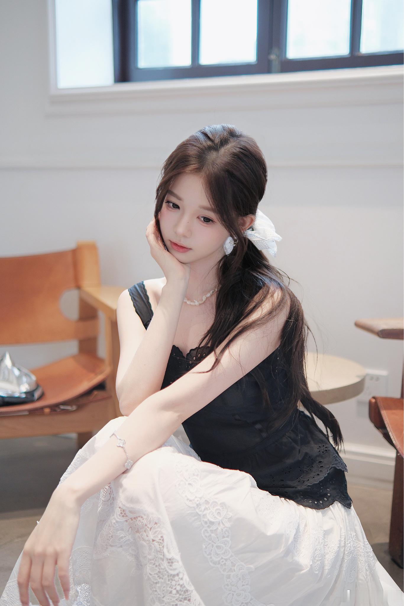 🦢古早味难得穿一次深色的感觉一下就姐感了来拍照了﻿﻿少女写真今日穿搭(oo
