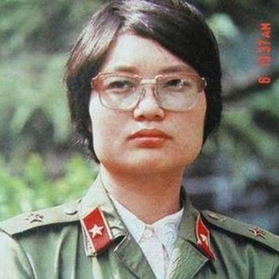 1986年，23岁女医护刘亚玲以请假回家探亲为由，偷偷跑到老山前线救治伤