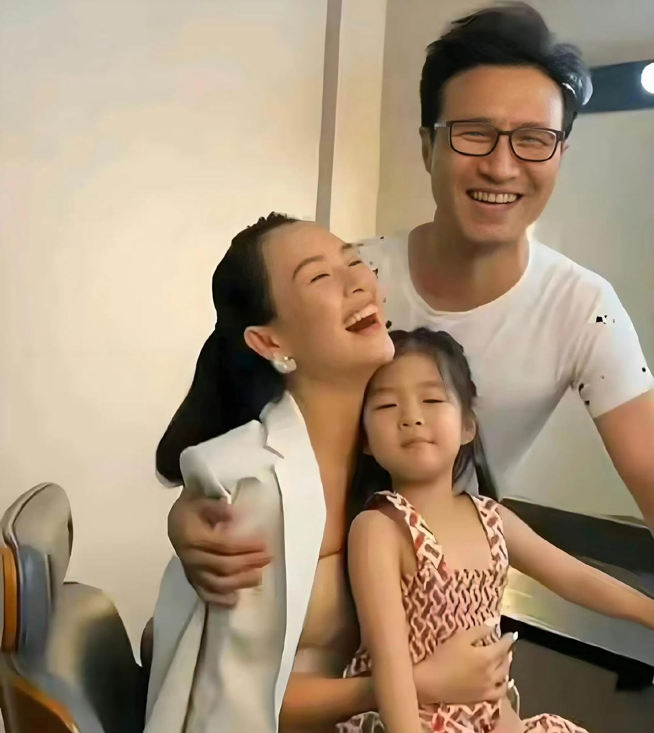 汪峰这“宠爹”人设，算是焊死了！6月1日醒醒十岁钢琴独奏会，花篮卡片漏出大名