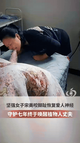 爱能抵万难！河南开封，一个妻子竟然每天都把丈夫的脚套上塑料袋，然后用嘴去轻咬脚