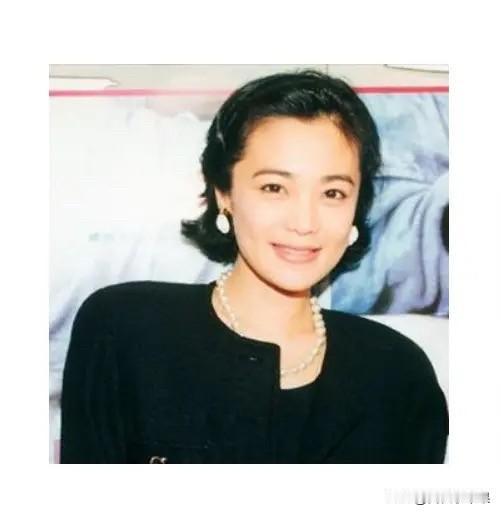 香江女子多情，但张艾嘉是个另类。别人如施南生，林青霞等，倾其最美好的年华陪伴一