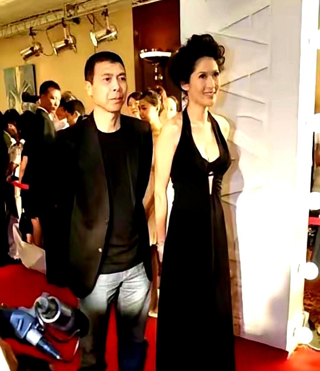 十五年前，冯小刚夜宿沈星公寓，徐帆一句“我家是男的，不吃亏”把丑闻摁成笑话。