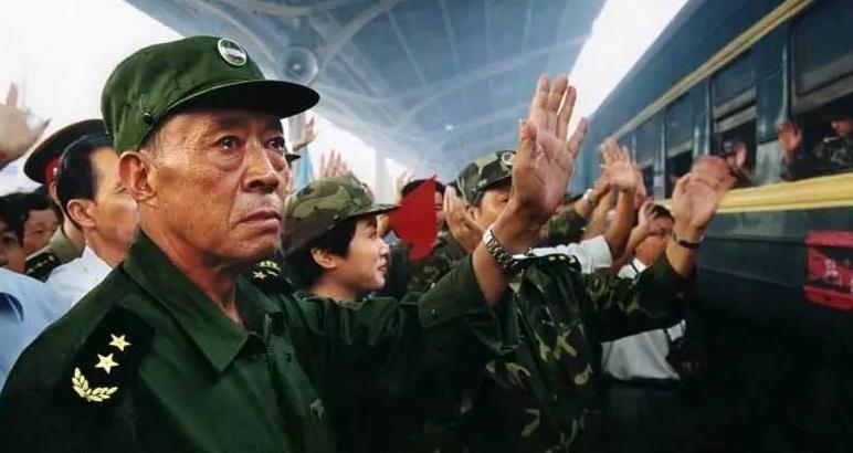 这是一张曾引爆国人泪点的照片，名为《将军泪》。1998年，一位被晒得黝黑的将军，
