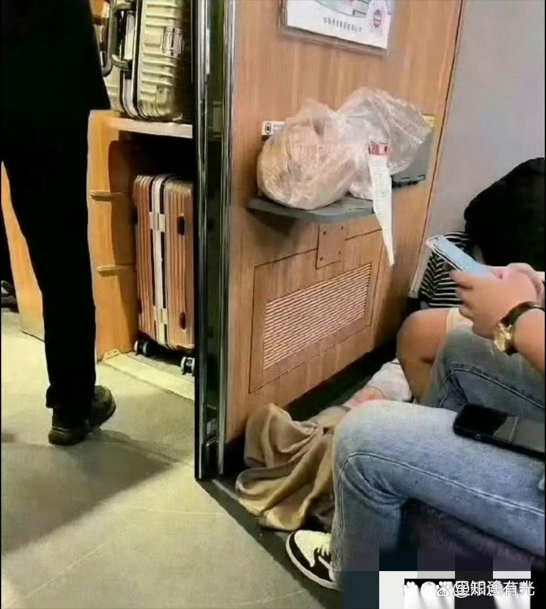高铁上遇到的，好恐怖，没人管吗？​​​