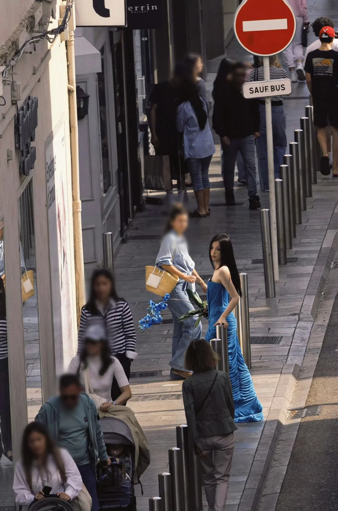 虞书欣戛纳蓝色妖姬造型