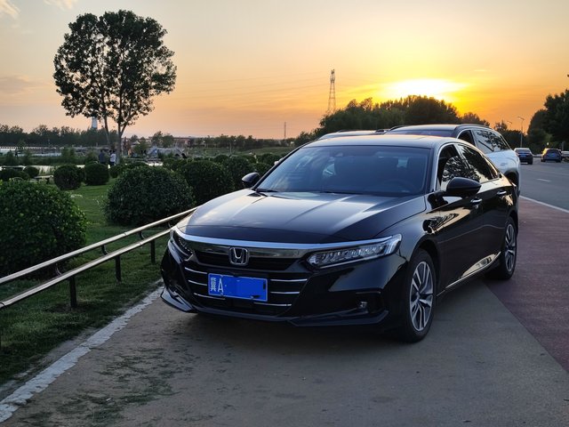 22款雅阁混动锐领版，2万公里实测油耗。1)去程用的是运动模式，满油跑了70