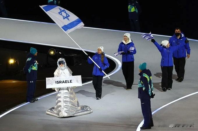 冬奥会开幕现场由于与乌克兰处于战争状态，国际奥委会以违背了奥林匹克宪章将俄罗斯