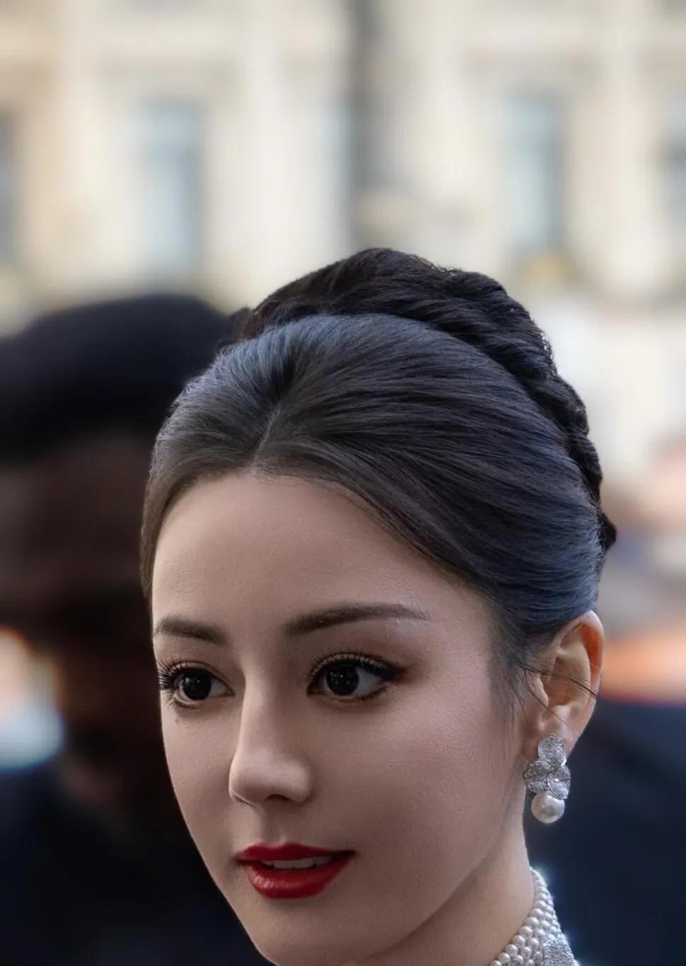 迪丽热巴这组巴黎照简直就是瓷娃娃一样！五官精致得没话说，睫毛长长的，笑起来那嘴