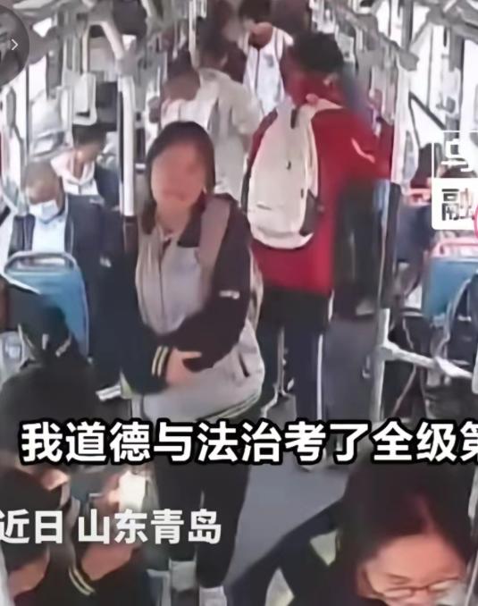 太暖心了。山东青岛，一位女孩乘车时突然对司机说：“叔叔，我道德与法治考了全级第一
