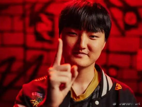 Peyz：说吧，我去T1一年需要给多少钱，给我一个卡号T1财务：200w！pey