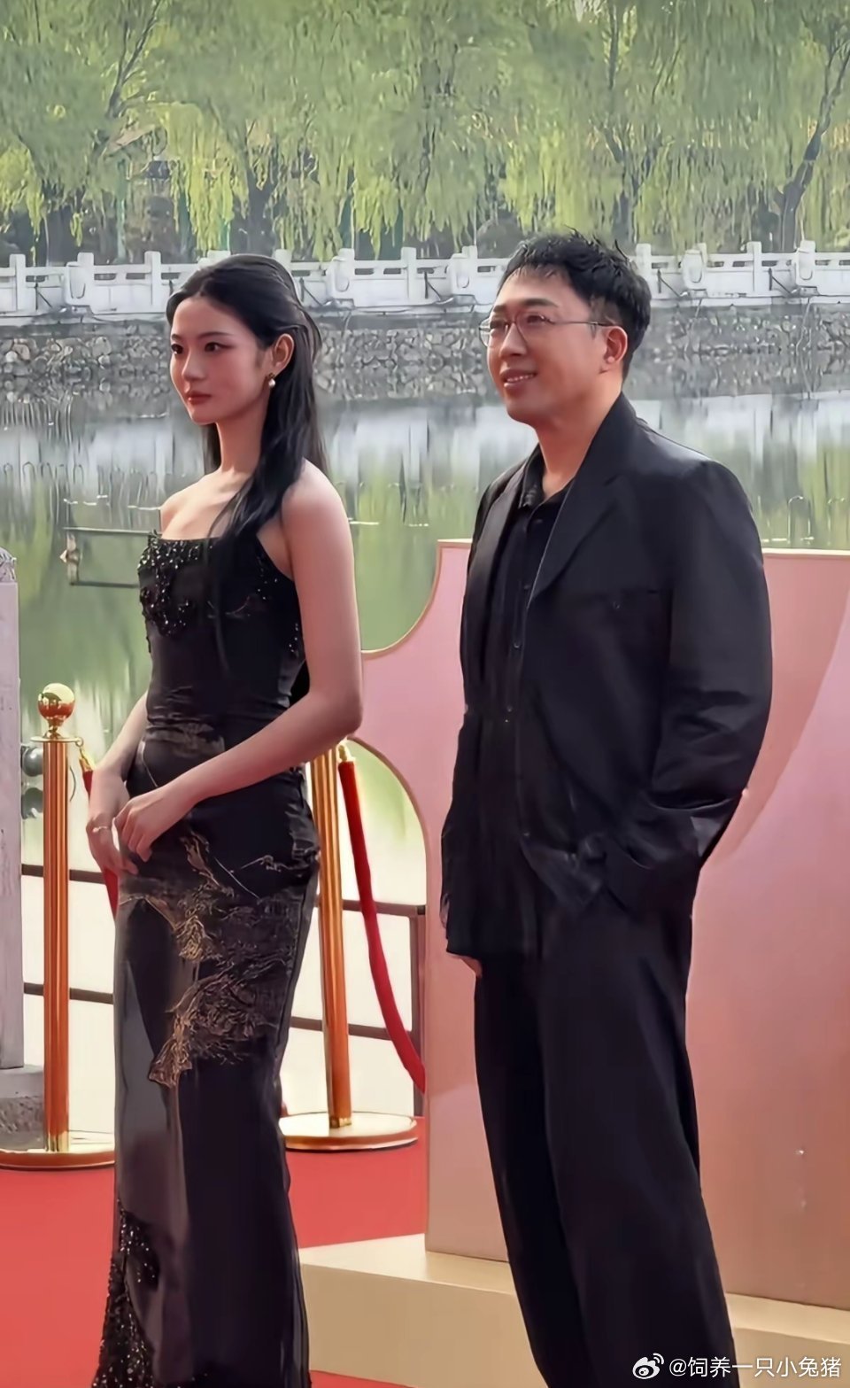 于正带着他的女主来啦。你看他为了避嫌，他的右手无处安放。于正应该算是个好老板吧，