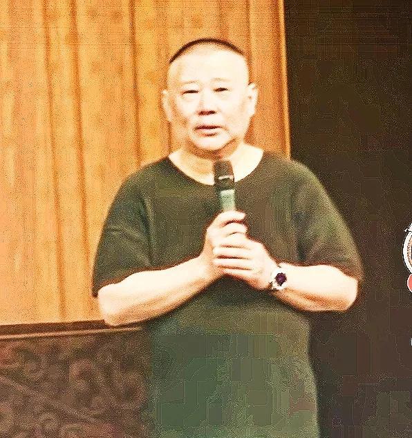 栾云平：下面请六位领导讲话。这是7月24日在天津中华剧院发生的一幕。当晚德云社