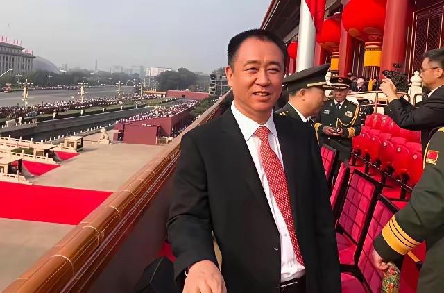 两个名人两种下场。许家印是属于那种坐不住“龙墩”的人。他极尽嘚瑟之能事，巴不得