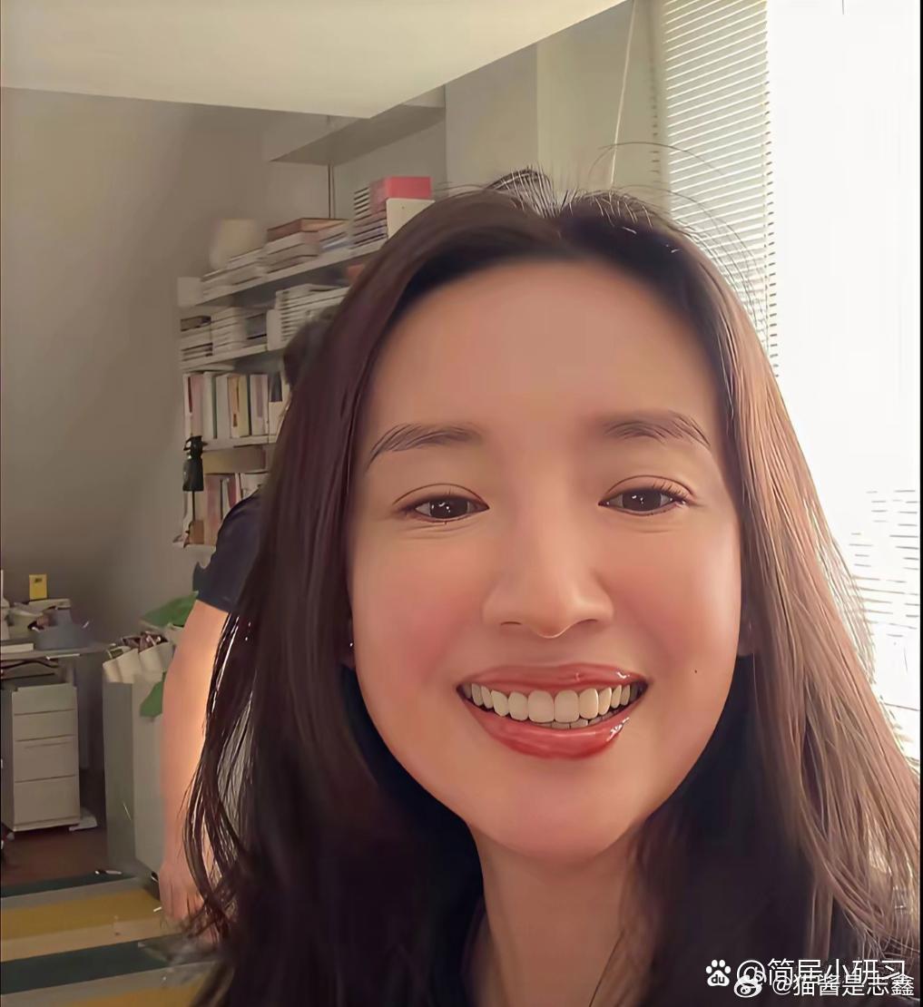 董洁第二场直播带货卖了3000万，一句“家人们”都没喊。就她一个人在自家沙发上，慢悠悠说话。有人问裙