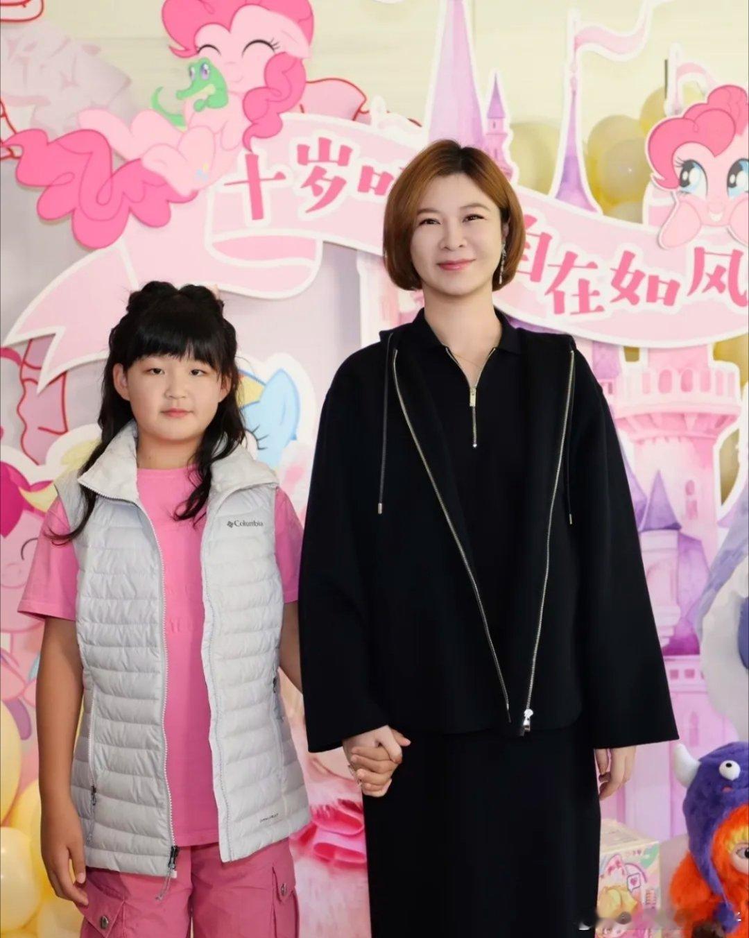 杜华的二胎女儿叮当都长这么大啦！近日杜华给叮当办10岁生日宴，母女俩牵手同框的画