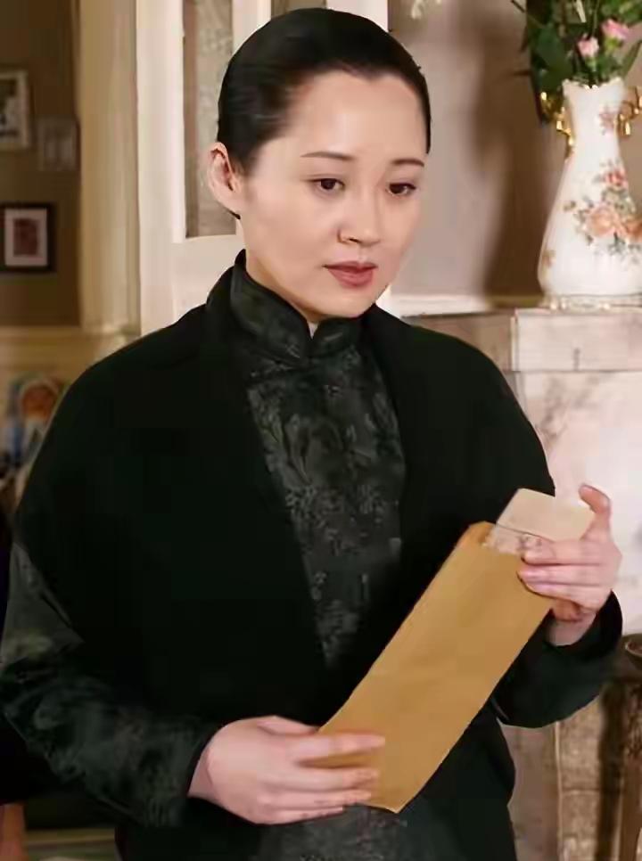 同样是饰演宋美龄，许晴被夸有气质，大方得体，像大家闺秀。董璇一出场，不少观众