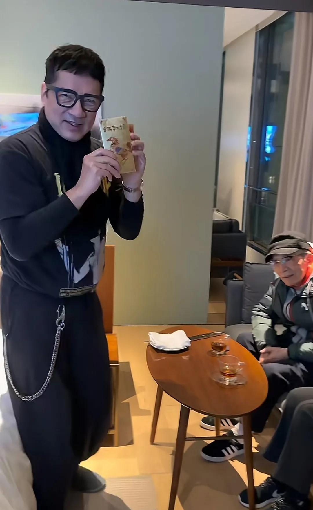 67岁单立文上海拜年，红包厚得岳父手抖，视频曝光全网酸了。你看他，穿件紧身T恤