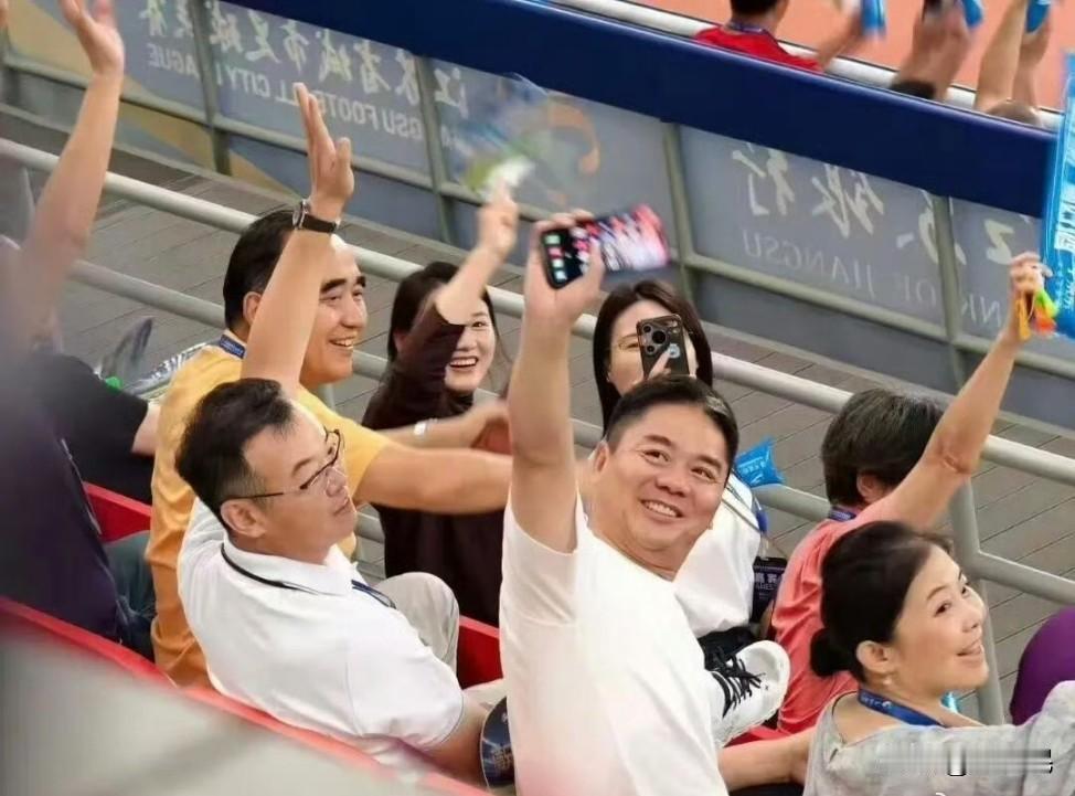 刘强东的苹果手机上装的什么app？能看清吗？​