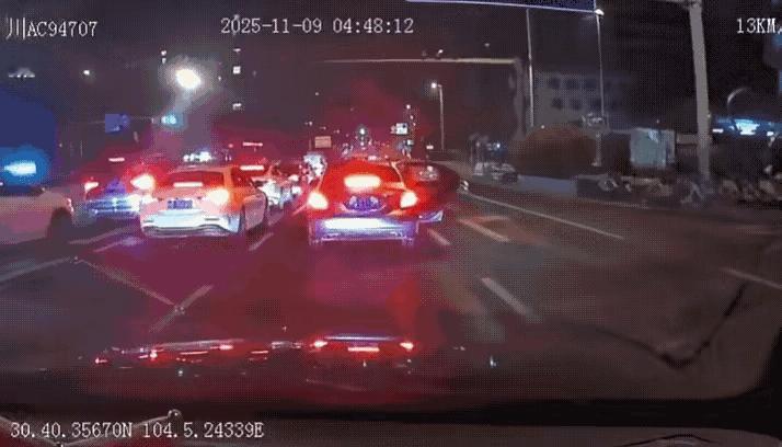 11月9日，四川成都，女子疑似身体不适，感觉她是要去吐，选择在马路中间下车，结果