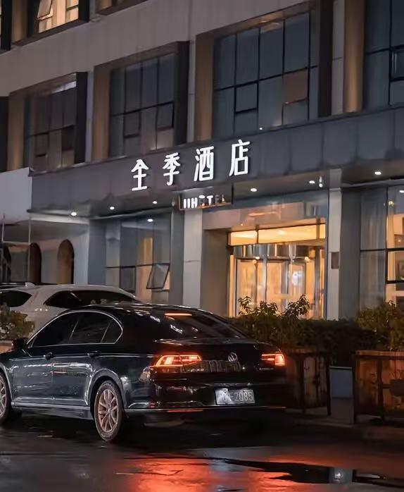 55岁老公包养2个女大学生，我为了孩子只能忍我老公藏了两个人，一个21岁的小姑