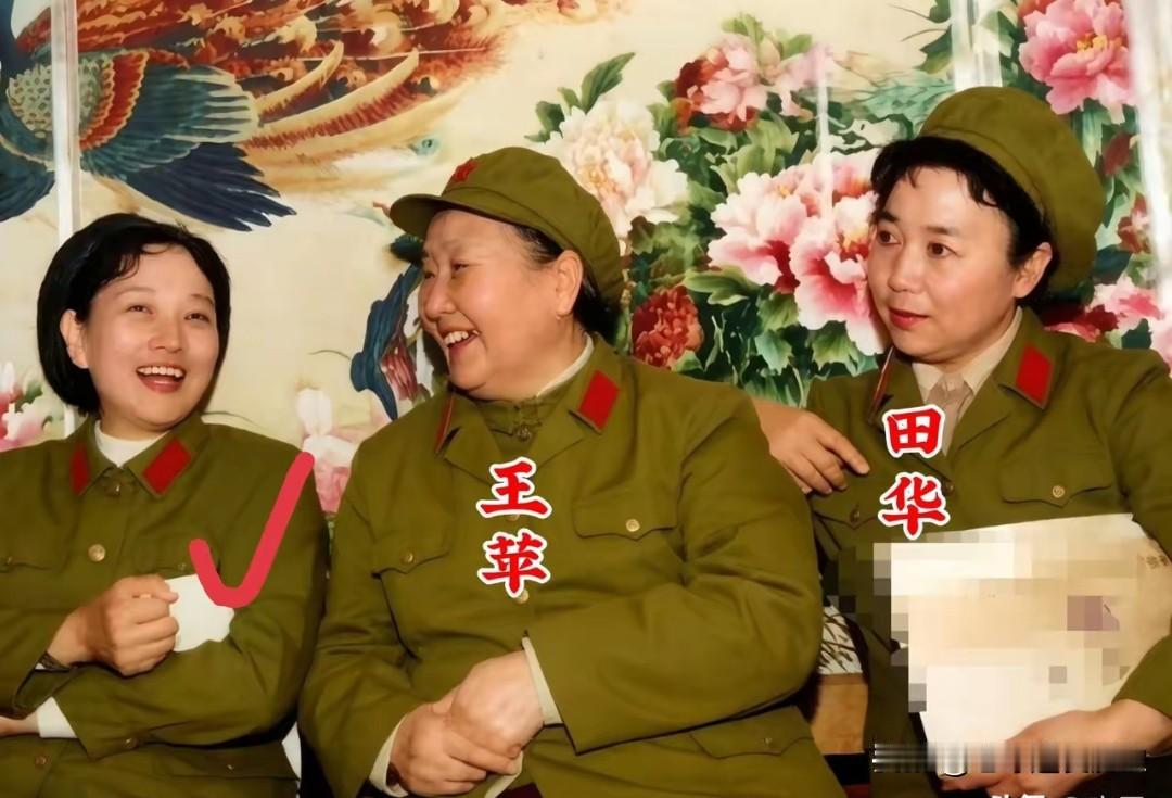 这张老照片定格下八一电影制片厂三位女艺术家的珍贵时刻。画面中，居中的是新中国首