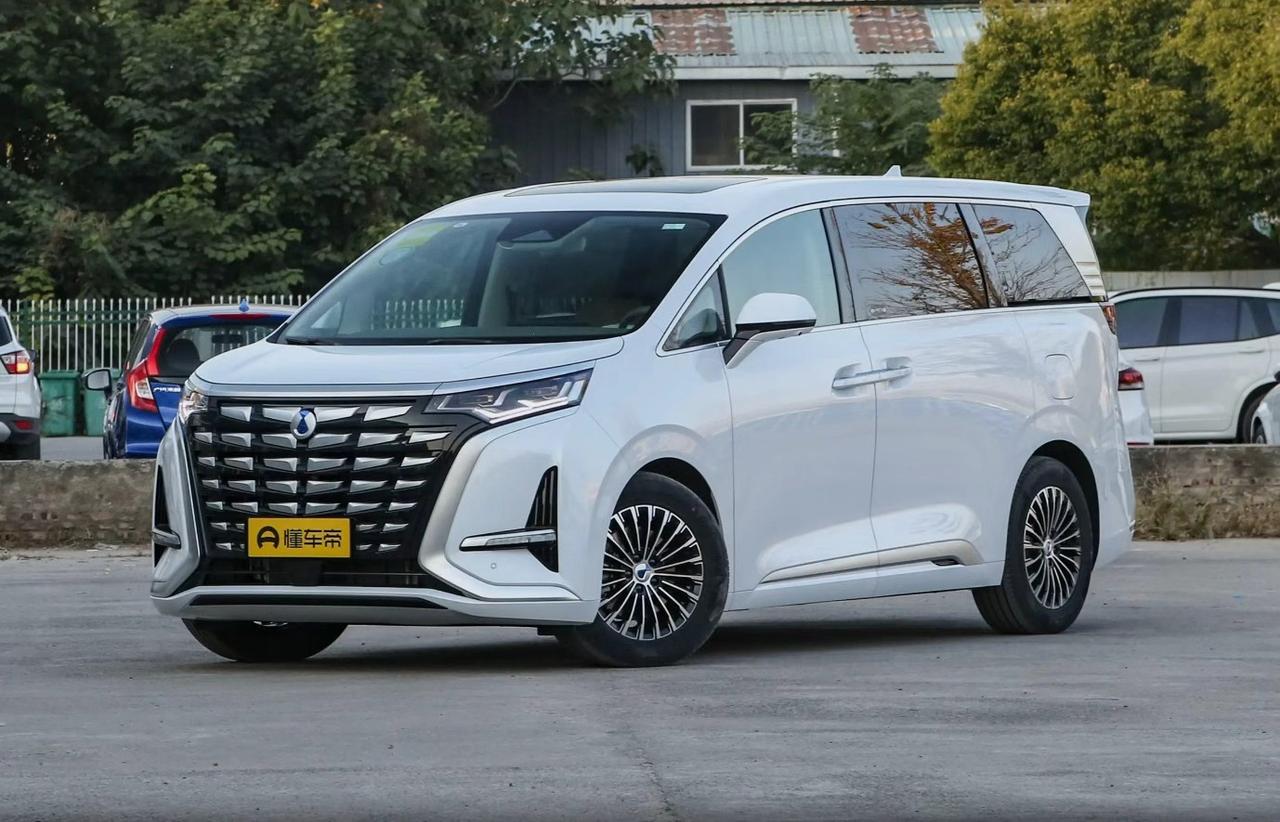 前几天啊，我帮我老舅淘了一辆二手的腾势D9DM。哎呀，这可真是被市场现实狠狠