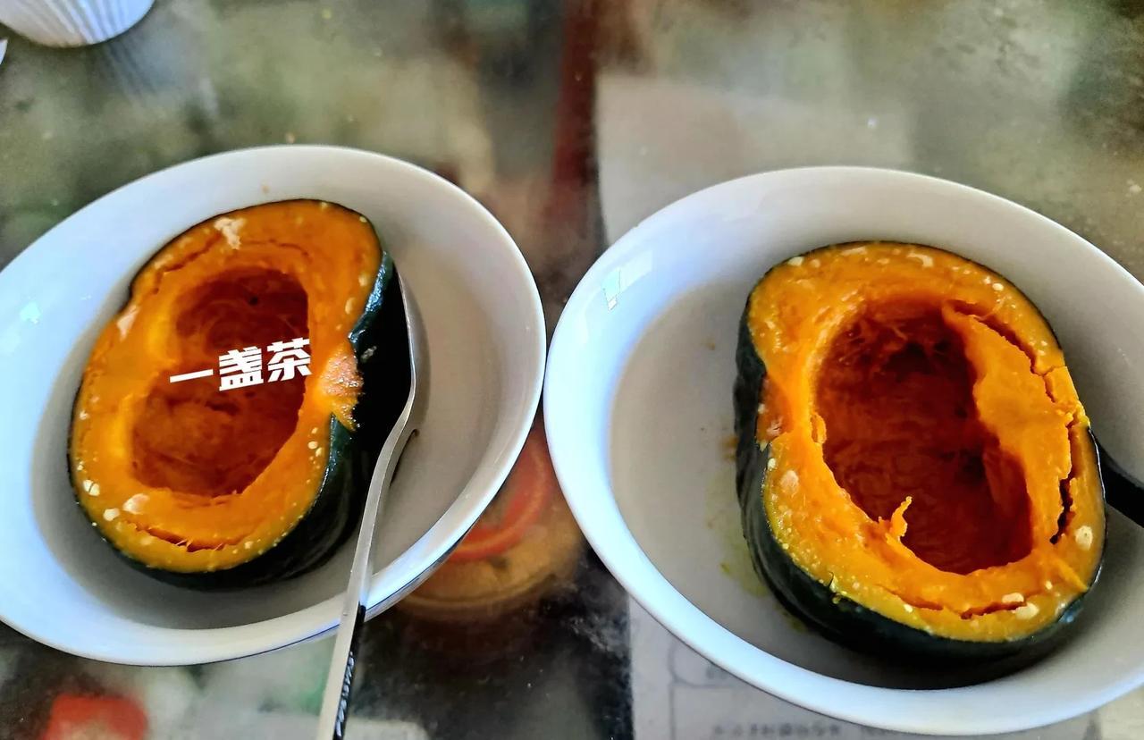 遛弯回来买了一个贝贝南瓜，一进家门就洗净一切两半上火蒸十分钟，关火后没打盖准备中