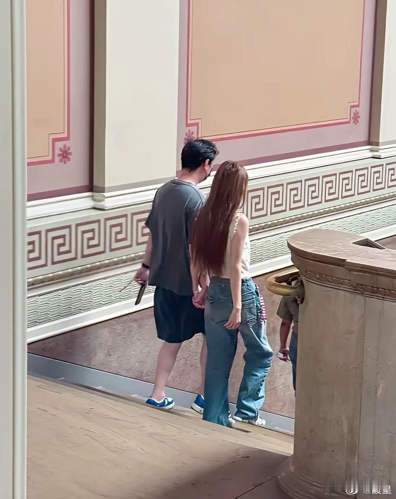 这两年万达公子——王思聪低调了很多，除了搞事业和带女朋友——懒懒到处旅游外，似乎