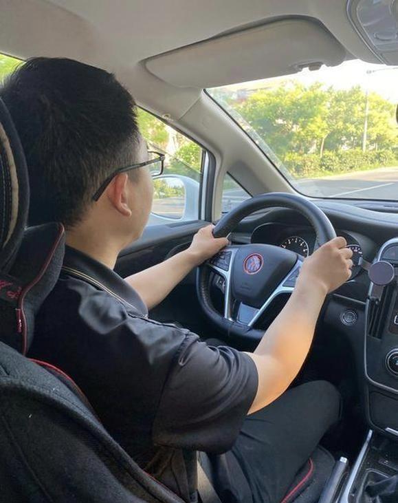 开车切记以下5条:1.车窗不留缝：高速行车时，车窗留缝，昆虫撞击可能致盲，三伏