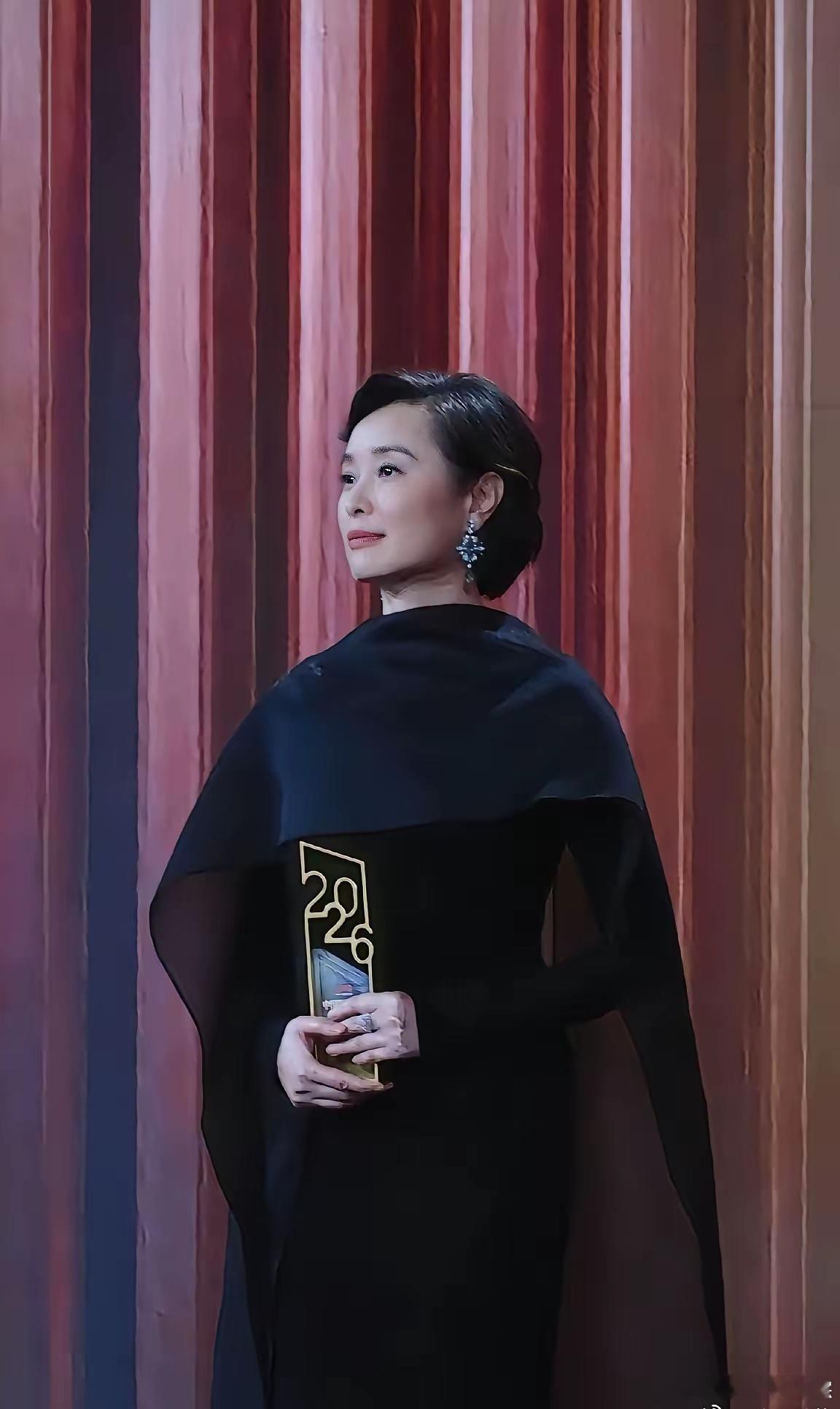看看这两张照片，我说个自己的看法，如果我是导演，我就会让吴越扮演领导干部，让蒋勤