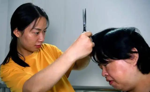 “65公斤的弟弟压在我背上，像一座山，可我舍不得放。”——安徽六安26岁姑娘王倩