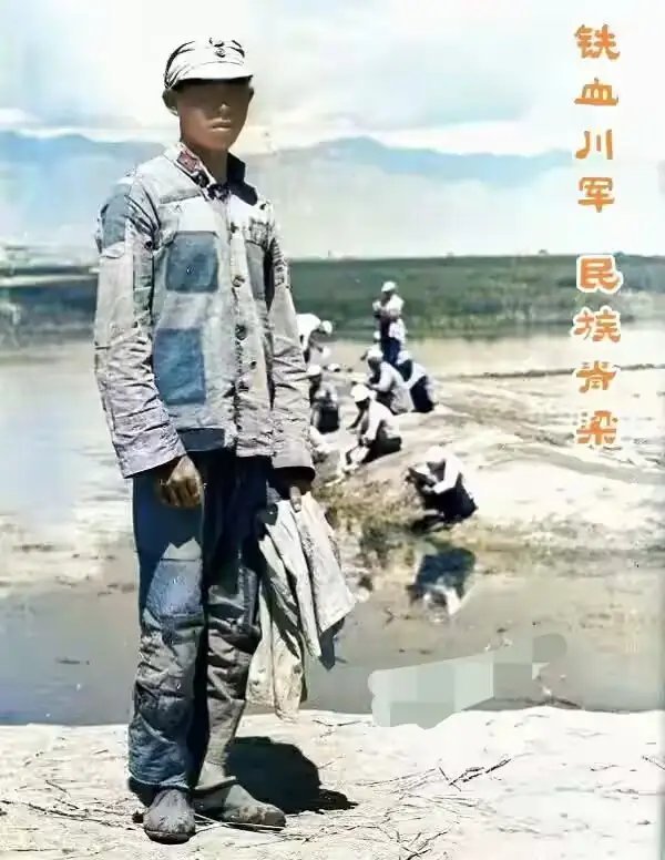 1937年淞沪会战后，一名幸存的年轻川军士兵在河堤旁一张罕见留影